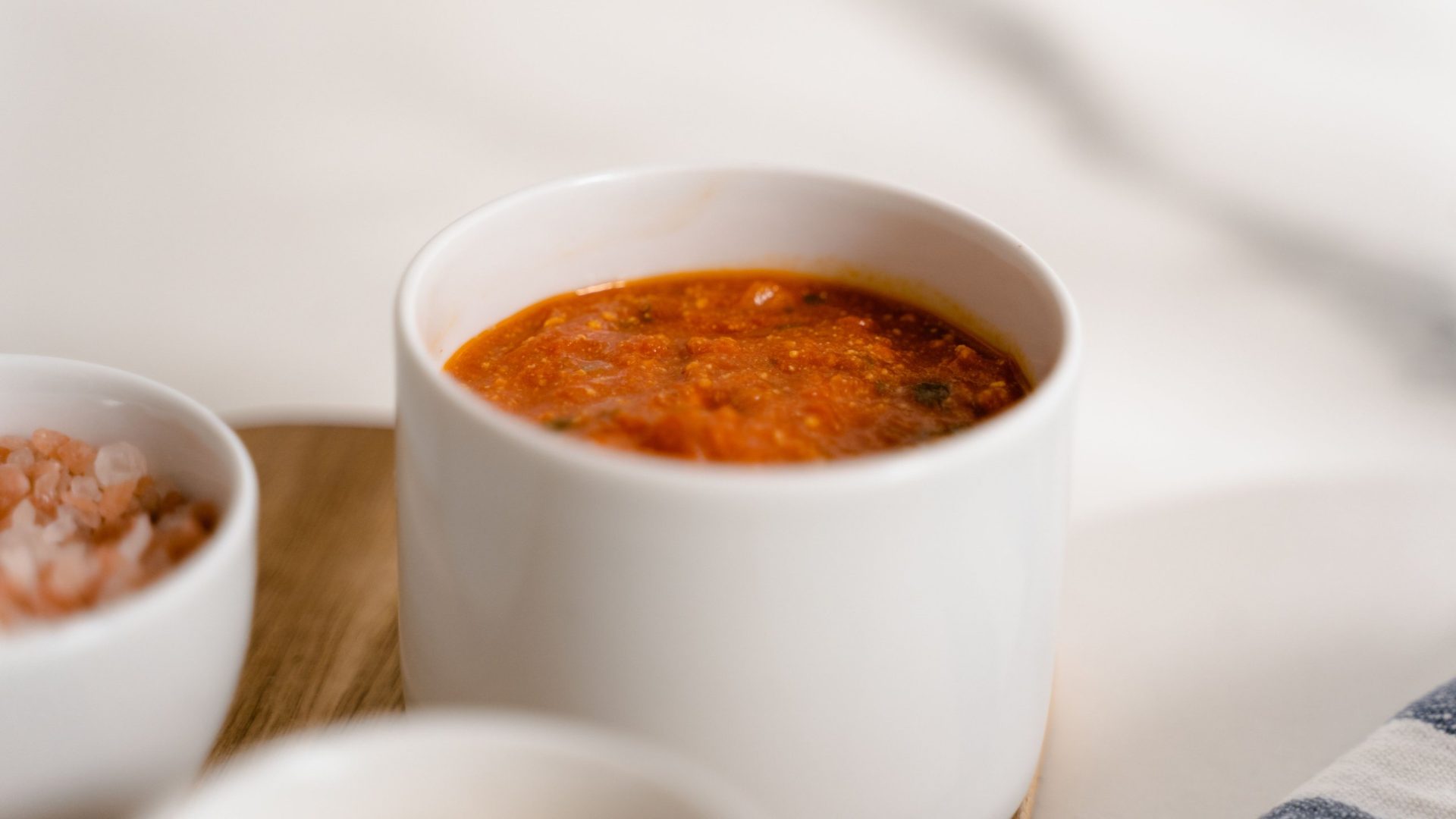 Pappa al pomodoro toscana in una ciotola con olio extravergine e foglie di basilico fresco