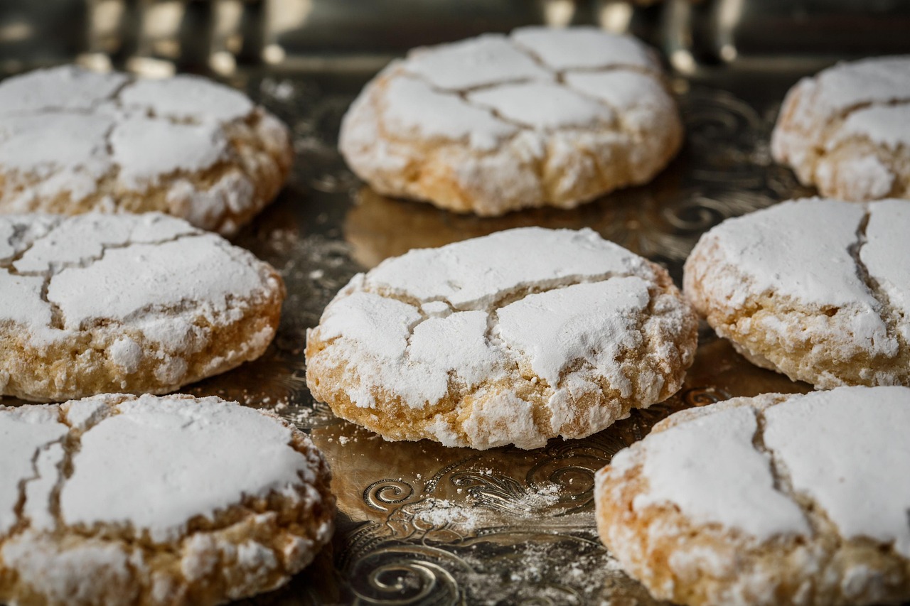 Ricciarelli di Siena, biscotti morbidi di mandorle con zucchero a velo